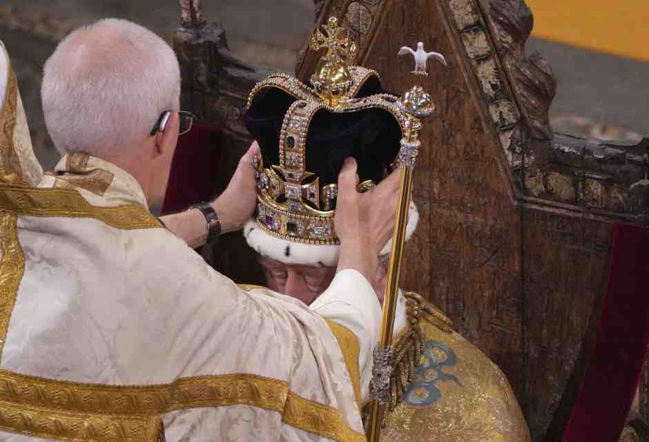 Le incoronazioni costano, scandalizzarsi no