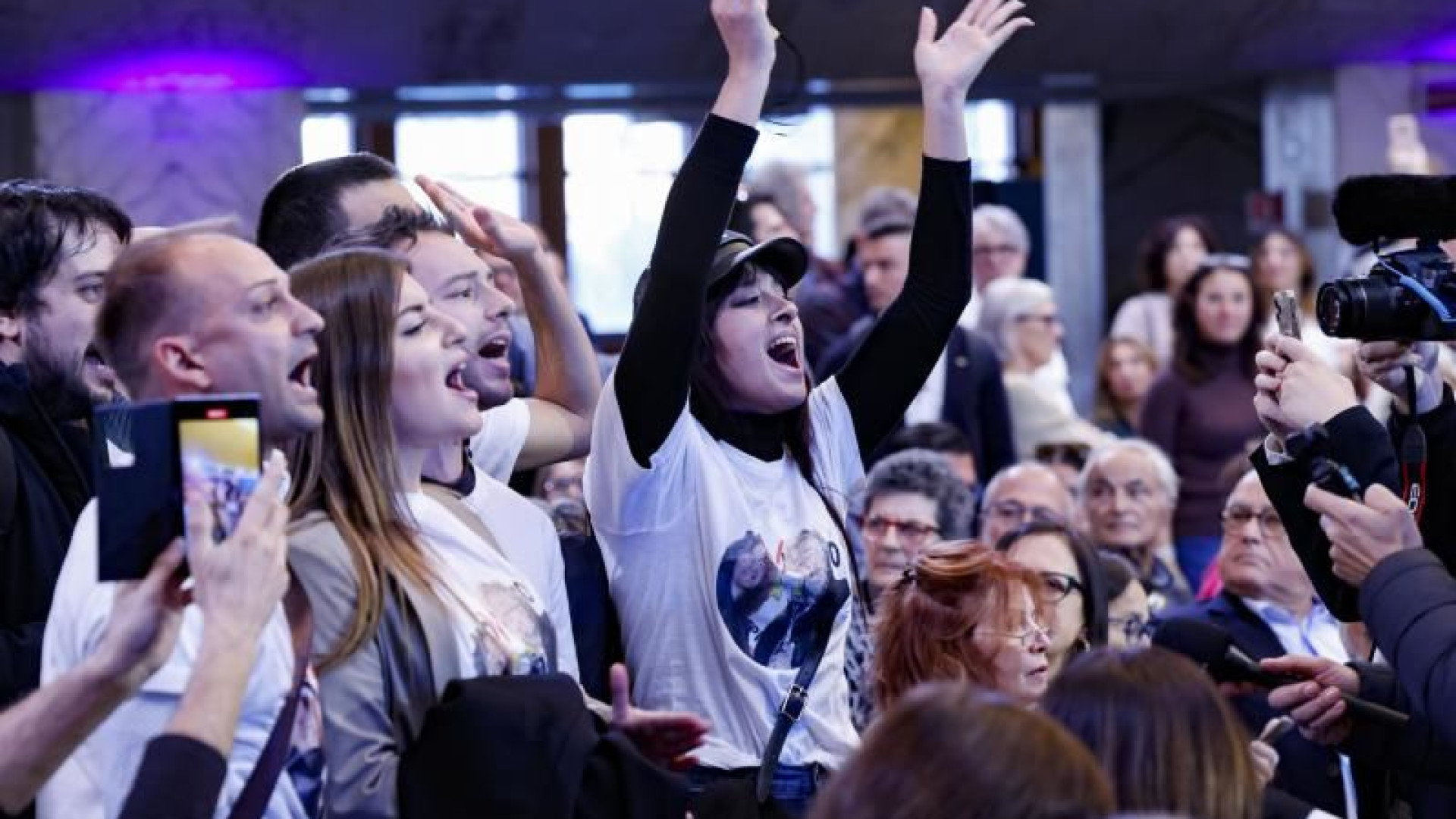 Immagine di Grillo non si vede, i contestatori sì. Ma Conte centra il quorum del voto online