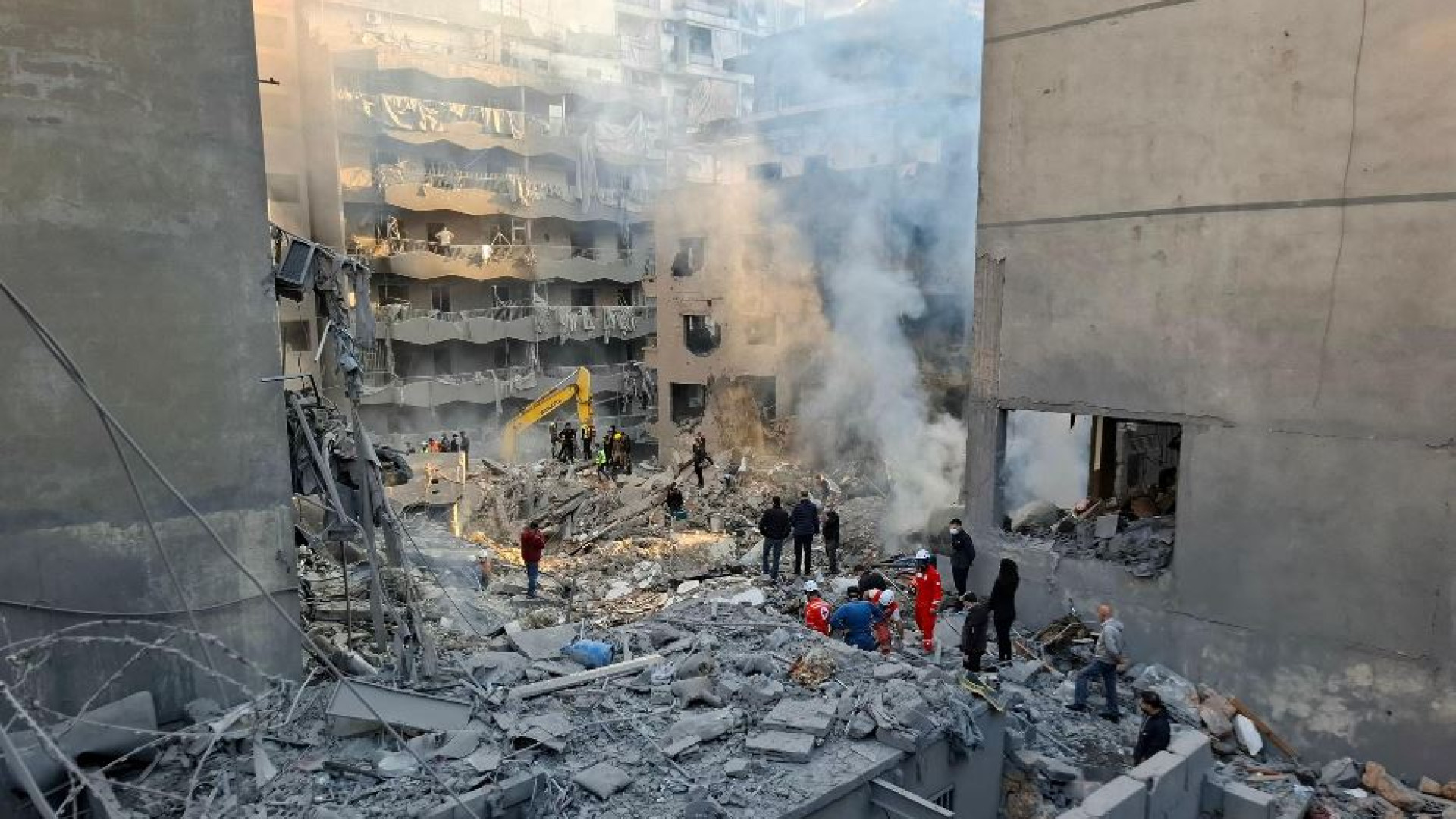 Immagine di Bombe sul centro di Beirut: 12 morti. Nel mirino il capo militare di Hezbollah
