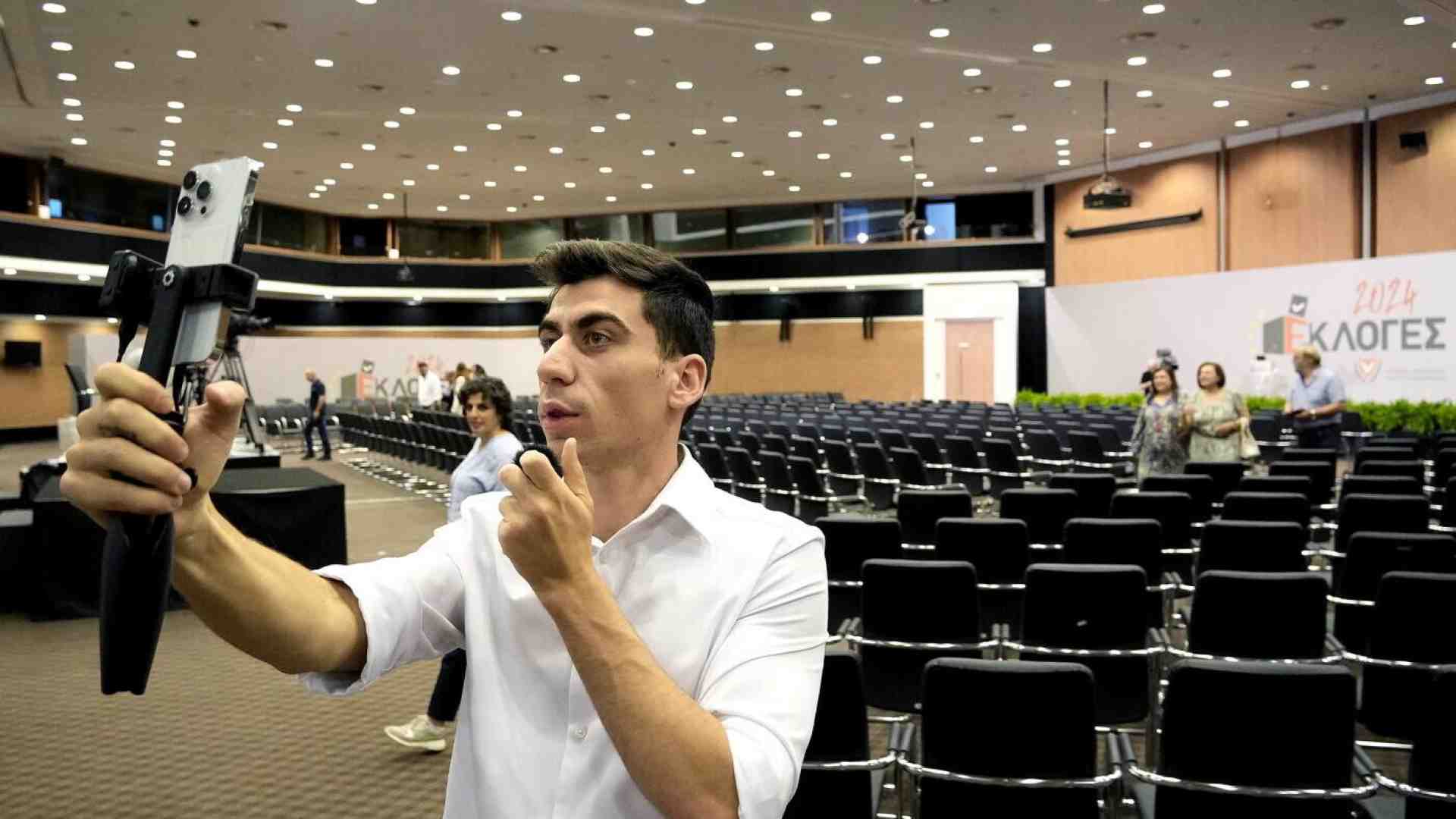 Immagine di Lo youtuber cipriota Panayiotou è arrivato al Parlamento europeo da "ingenuo". Era una truffa