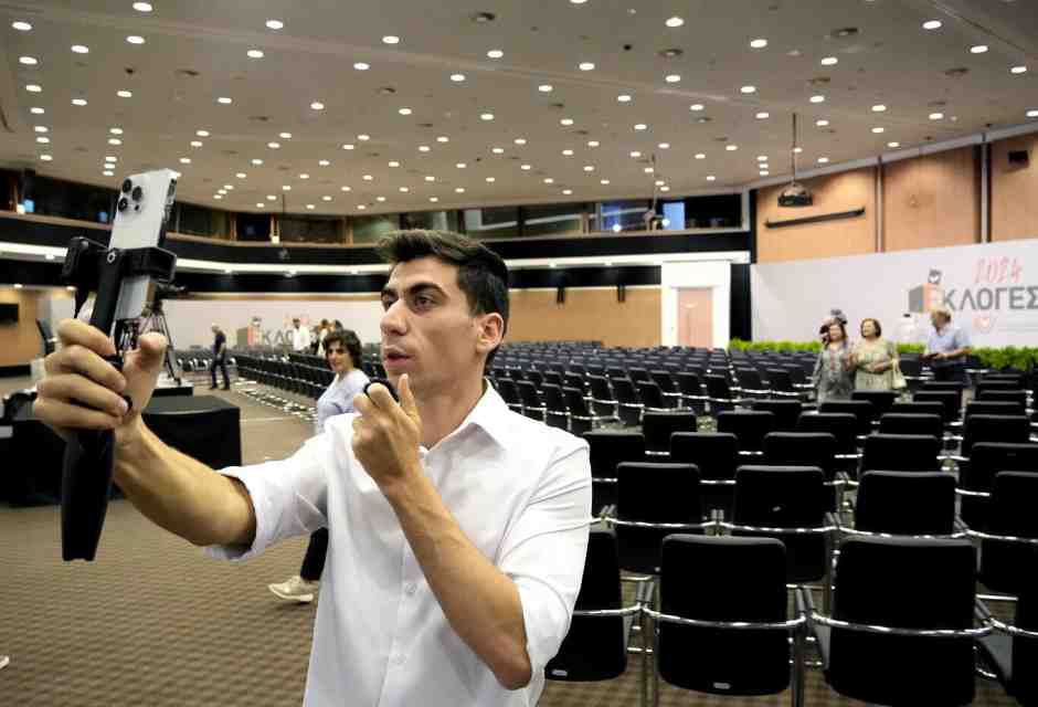 Lo youtuber cipriota Panayiotou è arrivato al Parlamento europeo da "ingenuo". Era una truffa
