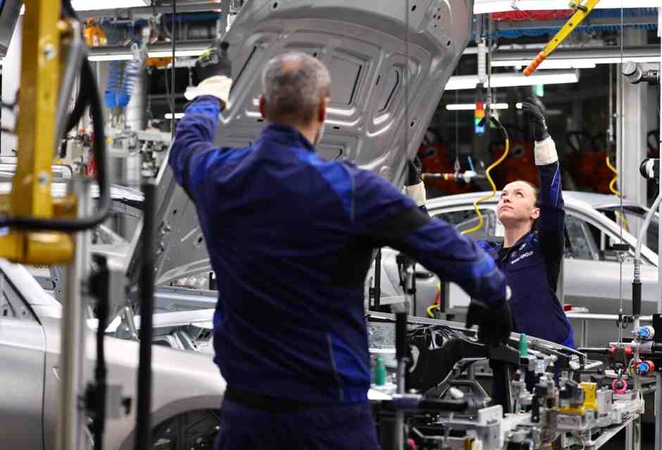 Un operaio al lavoro nella fabbrica Bmw di Monaco (Ansa)&nbsp;<br />