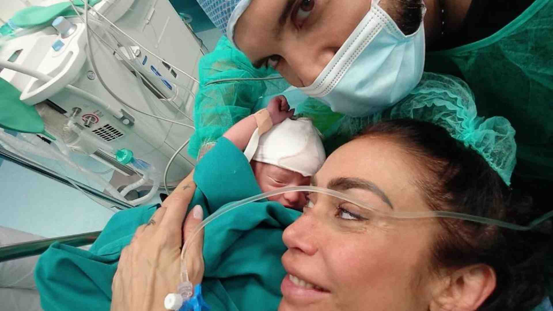 Immagine di Il dono di mamma Deborah, 38 anni: stop alle cure per veder nascere Megan