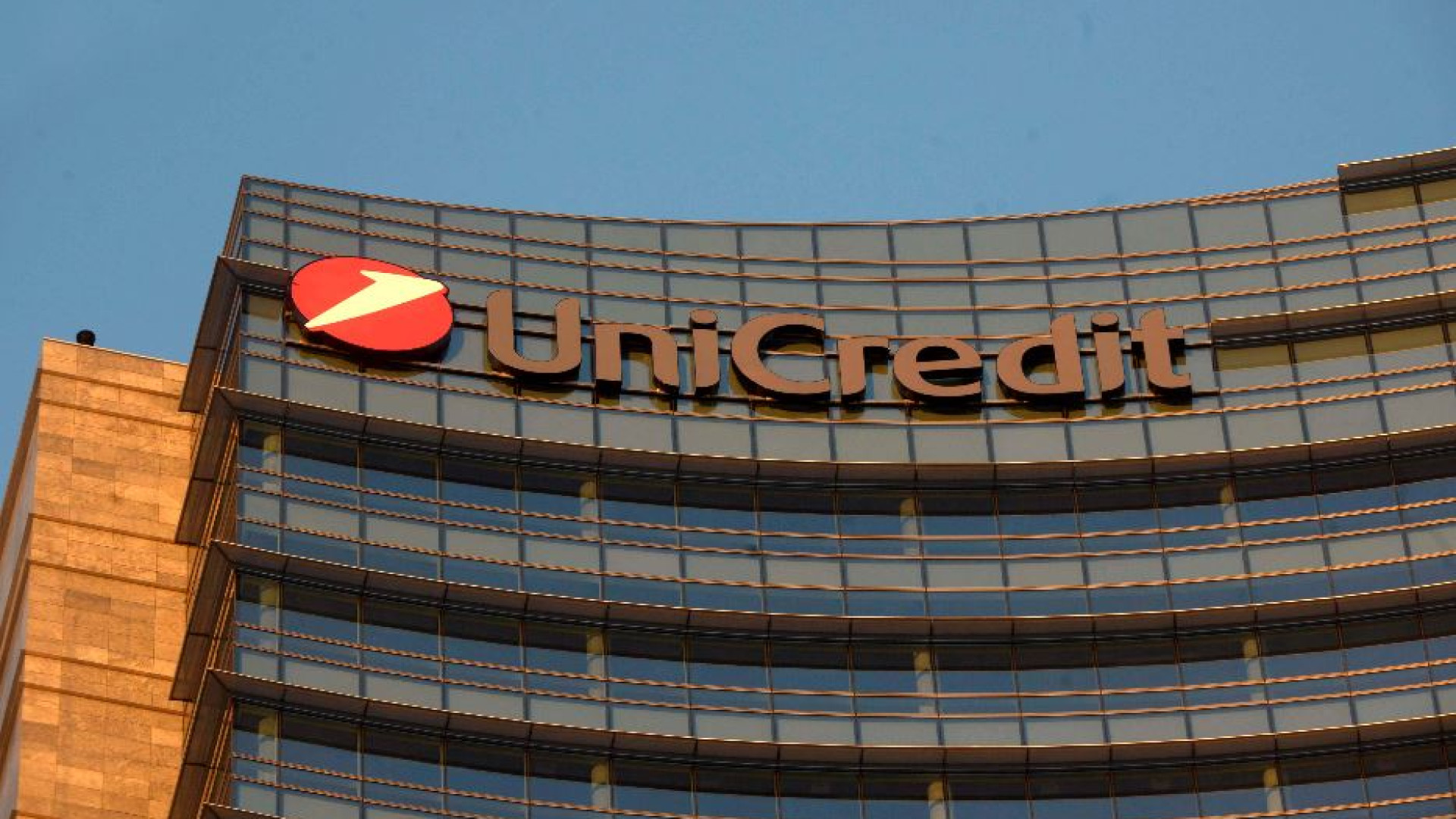 Immagine di Unicredit all'attacco su Bpm: le reazioni di credito cooperativo e sindacati