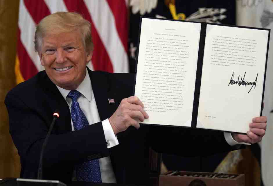 Donald Trump firma un ordine esecutivo nel 2020, durante il suo primo mandato alla Casa Bianca (LaPresse)&nbsp;<br />