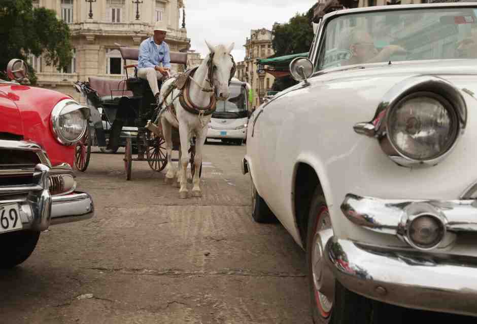 Auto americane d'epoca e una carrozza trainata da cavalli fuori da alcuni degli hotel più costosi dell'Avana Vecchia (Foto di Chip Somodevilla/Getty Images) <br />