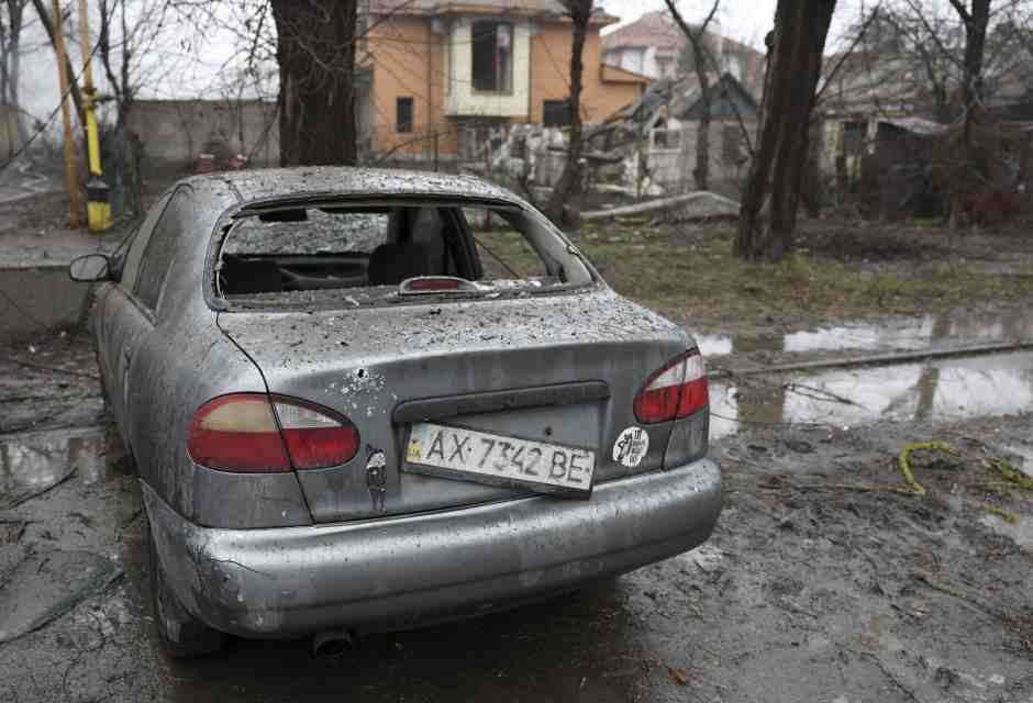 Macchina danneggiata da un attacco russo su Odessa, in Ucraina (foto LaPresse)