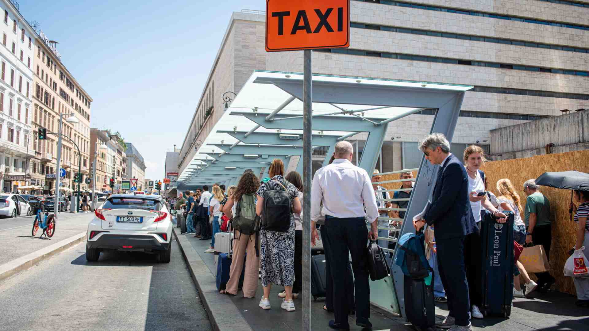 Immagine di Mille taxi (e poi?). Le nuove licenze sono pronte al via, ma la concorrenza può attendere