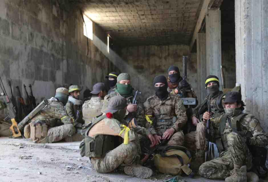 Un gruppo di combattenti di Hts si riposano durante i combattimenti verso Aleppo (foto Getty)
