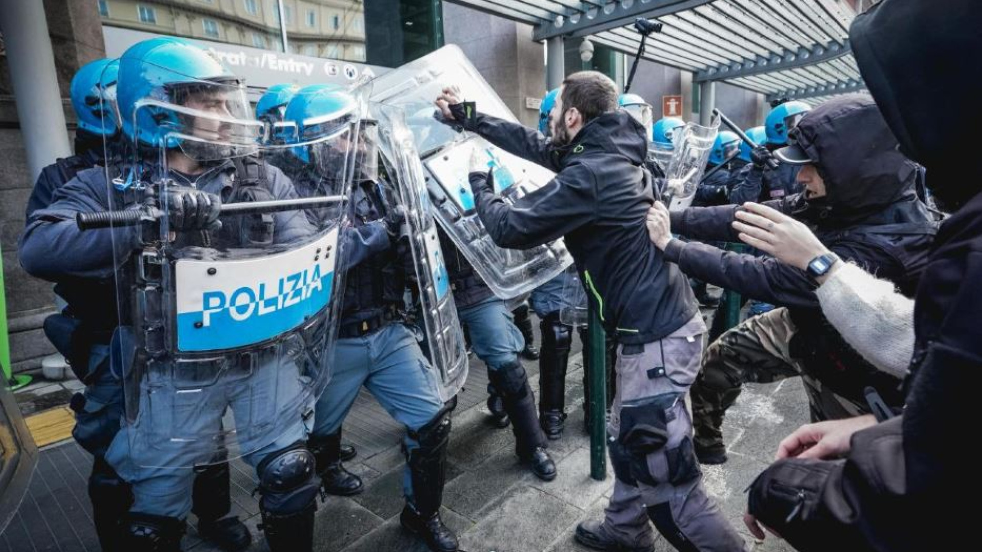Immagine di A Torino arrivano anche gli antagonisti. Scontri con la polizia