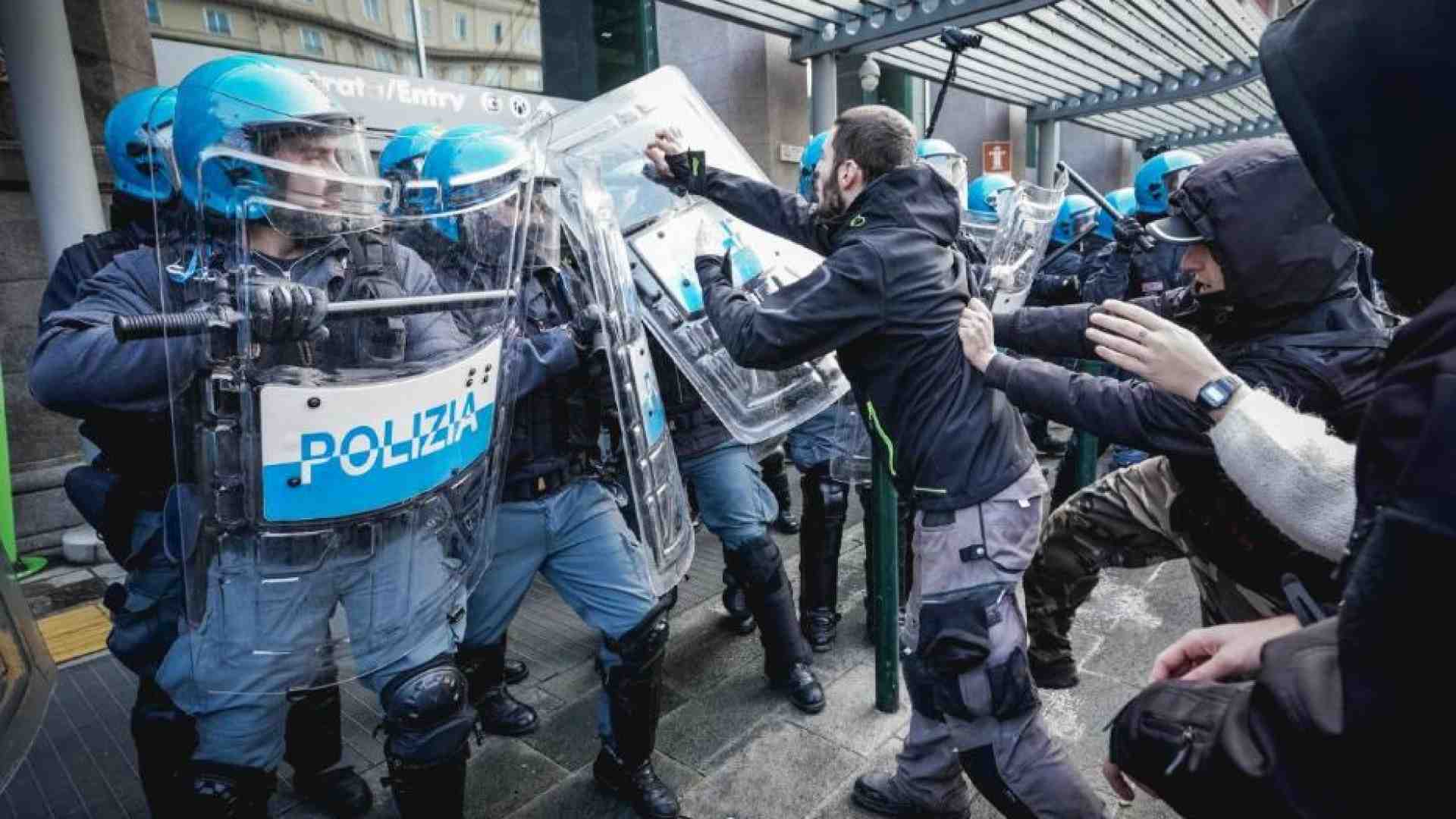 Immagine di A Torino arrivano anche gli antagonisti. Scontri con la polizia