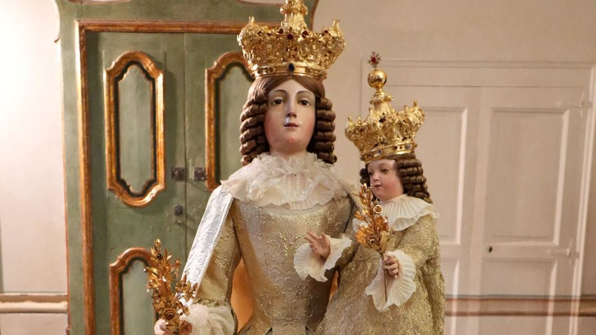 Immagine di L'alta moda ridisegna l'abito della Madonna della Bruna