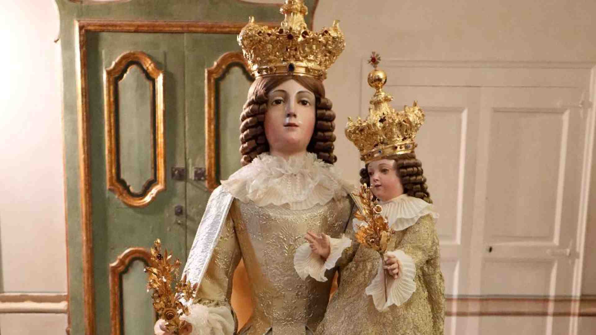 Immagine di L'alta moda ridisegna l'abito della Madonna della Bruna