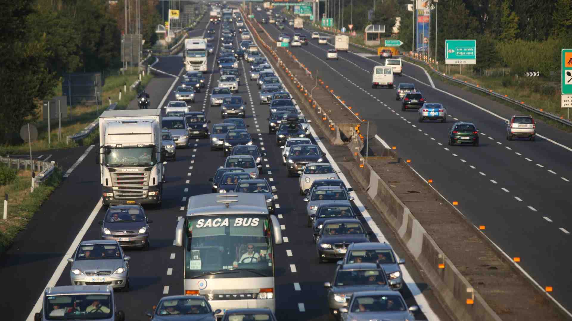 Immagine di Autostrade piene, pil vuoto. Storia di un paradosso italiano, con spunti di ottimismo