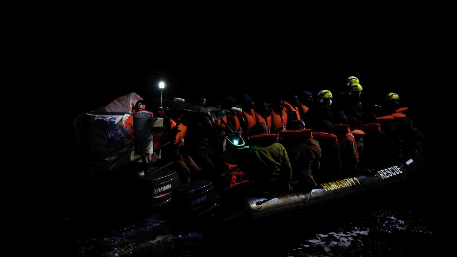 Immagine di Donne e bambini presi in mezzo al mare, gli altri fra le onde. Questa è la Guardia costiera libica