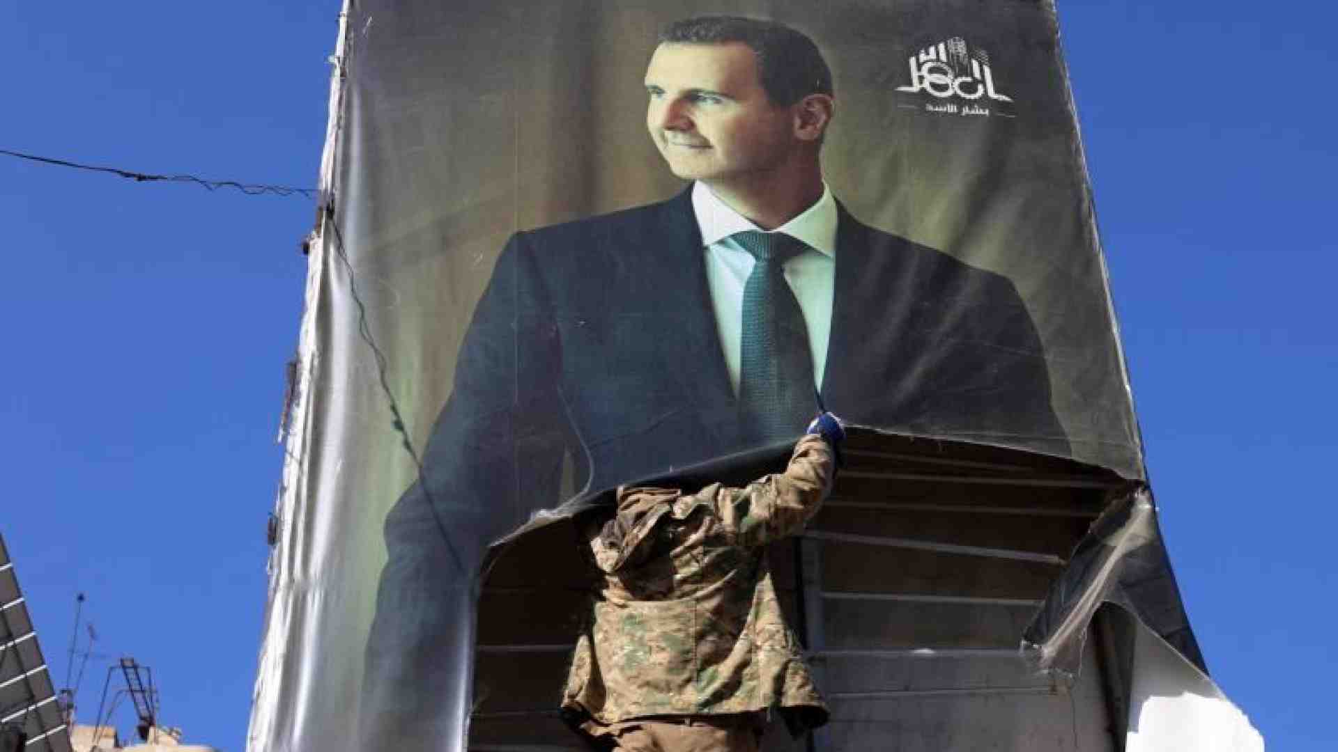 Immagine di Migliaia in fuga da Aleppo, voci di golpe. I vescovi: «Noi restiamo»