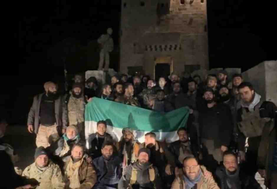 &nbsp;I ribelli posano per una foto davanti alla Cittadella di Aleppo liberata dal regime&nbsp;