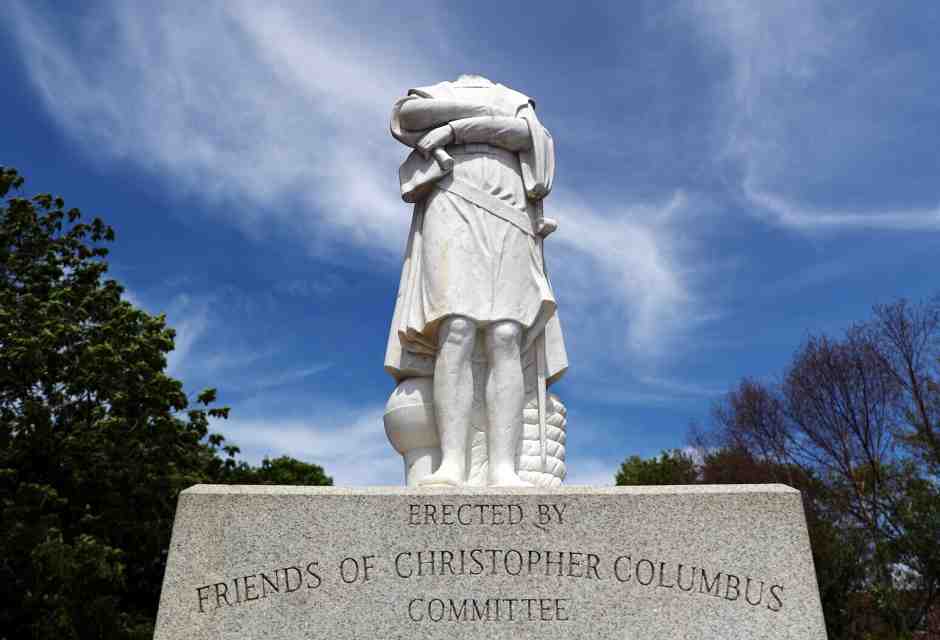 La statua di Cristoforo Colombo decapitata a Boston. Dopo la vandalizzazione, la municipalit&agrave; ne ha deciso la rimozione (Tim Bradbury/Getty Images)&nbsp;<br />