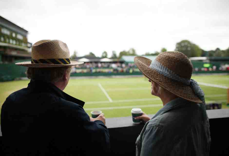 Spettatori sorseggiano un caff&egrave; prima di una partita a Wimbledon (Foto di Dan Kitwood/Getty Images)&nbsp;<br />