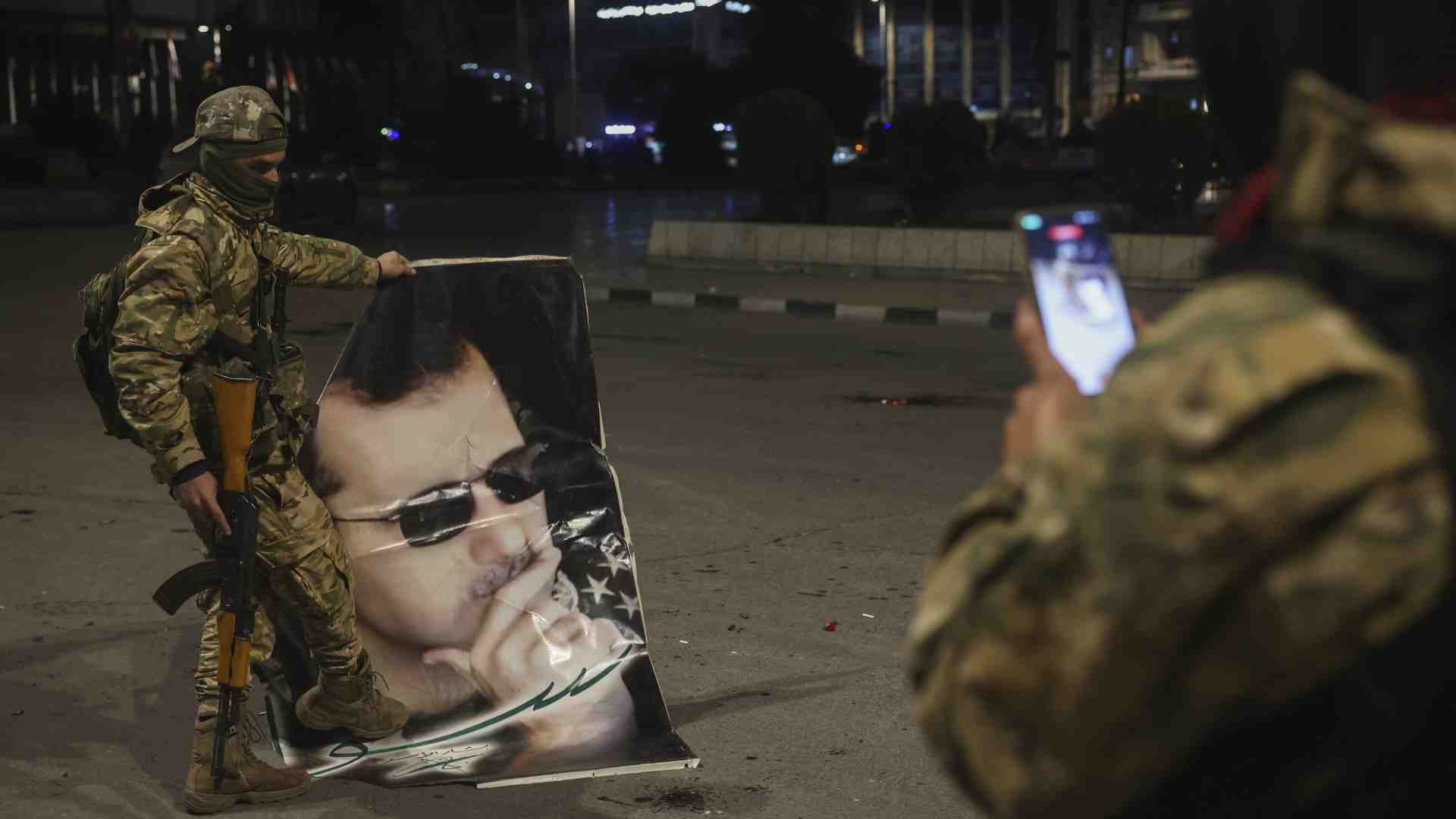 Immagine di Assad tenta di resistere alla catastrofe. L’Ue in silenzio