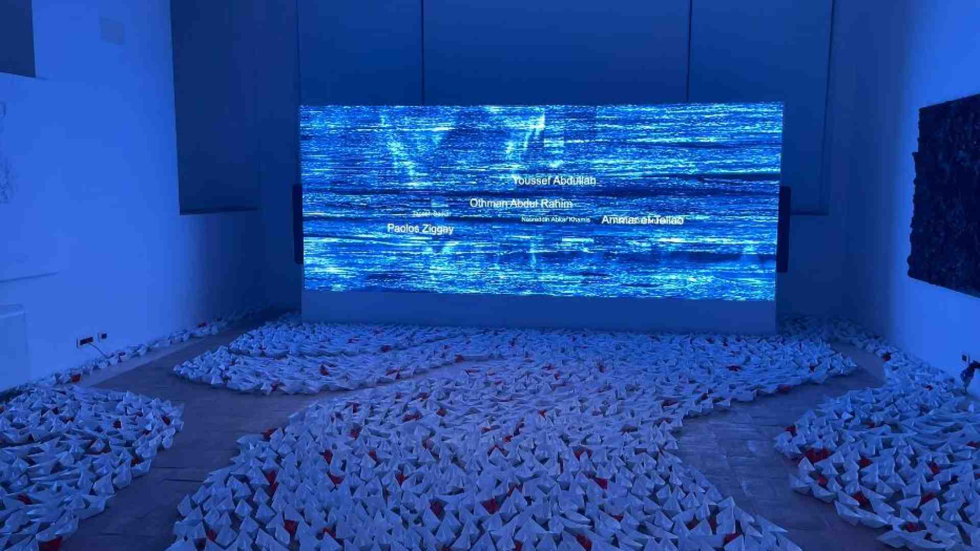Immagine di Le barchette di carte e i nomi dei "sommersi": la mostra sui migranti