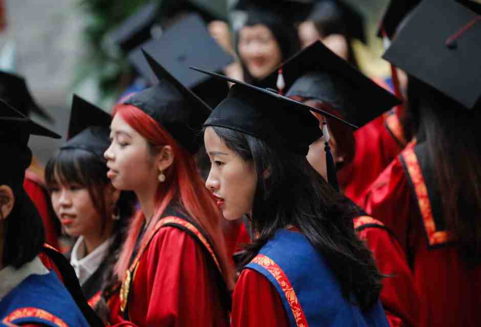 Studentesse dell&rsquo;Universit&agrave; Renmin di Pechino festeggiano la laurea (foto Ansa)&nbsp;<br />