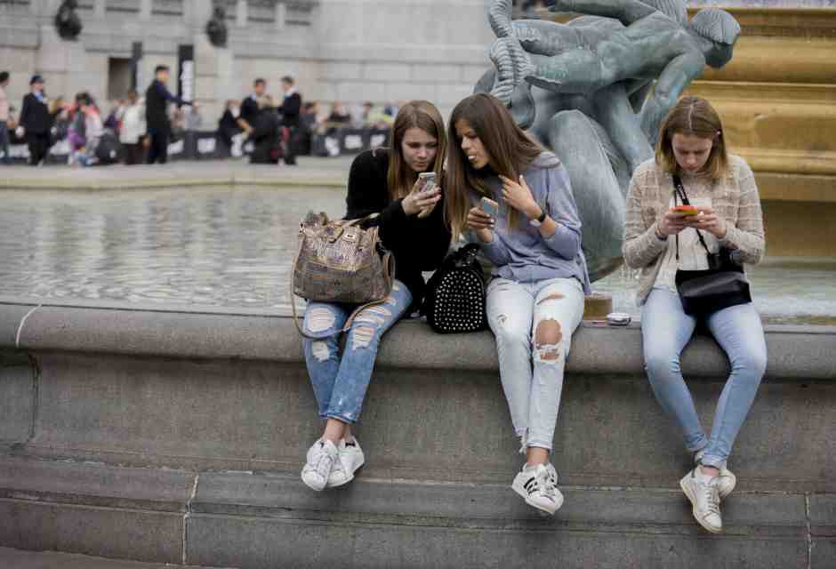 Altri divieti da introdurre: ai genitori che mettono in mano ai bambini il telefonino al ristorante
