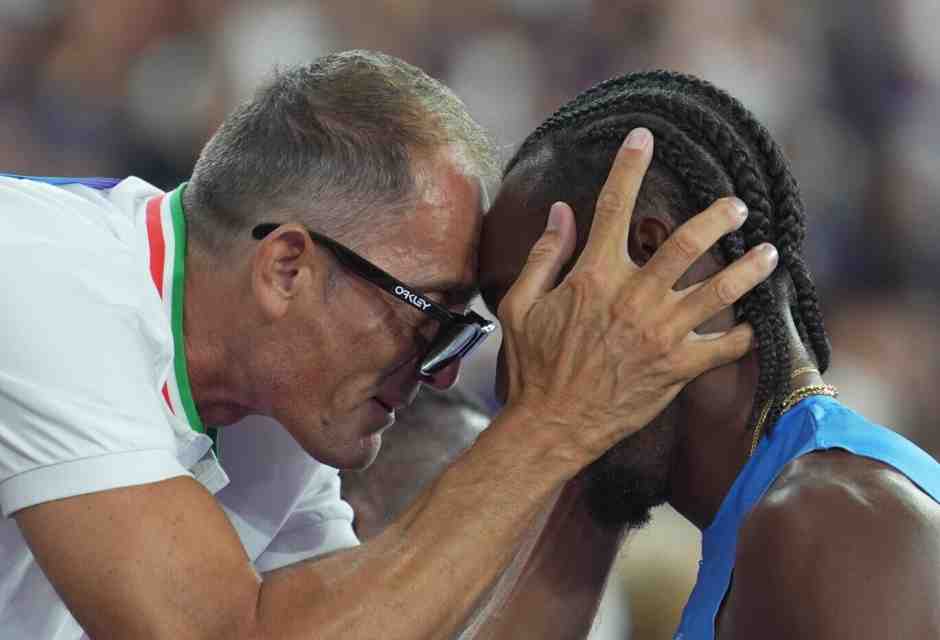 Fabrizio Donato con Andy D&iacute;az dopo il bronzo olimpico a Parigi 2024 (foto LaPresse)