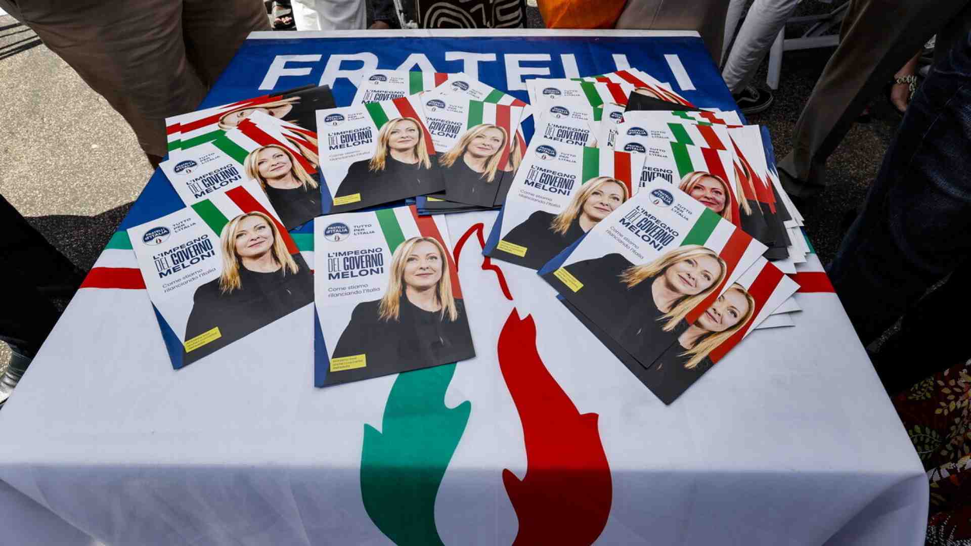 Immagine di La fiamma nel simbolo: ma cos’è questa destra che discute sul nulla come la sinistra?