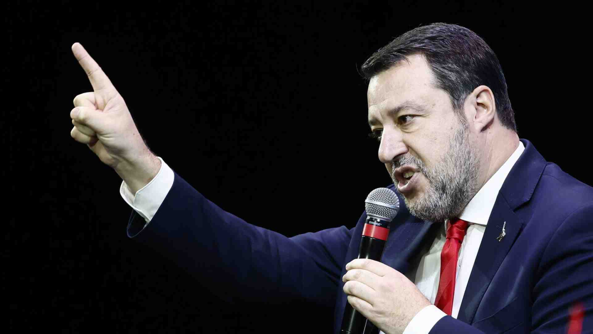 Immagine di Cinema Salvini. Il Congresso lombardo è da comiche. Ora la carta per pacificare è Guidesi
