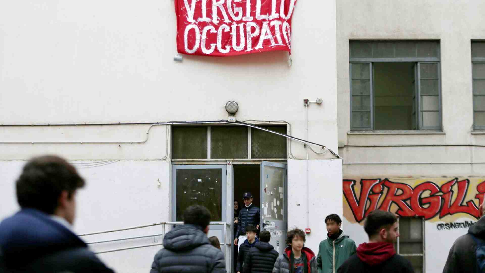 Immagine di Viva la preside del Virgilio che fa un sit-in per difendere la libertà di fare scuola