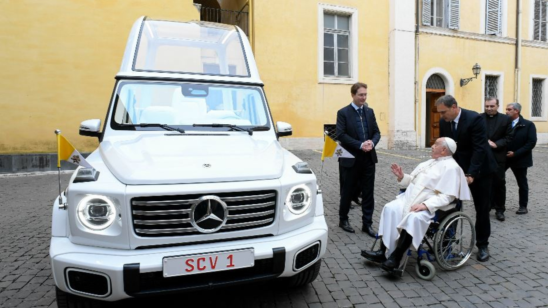 Immagine di Francesco riceve da Mercedes la prima Papamobile elettrica