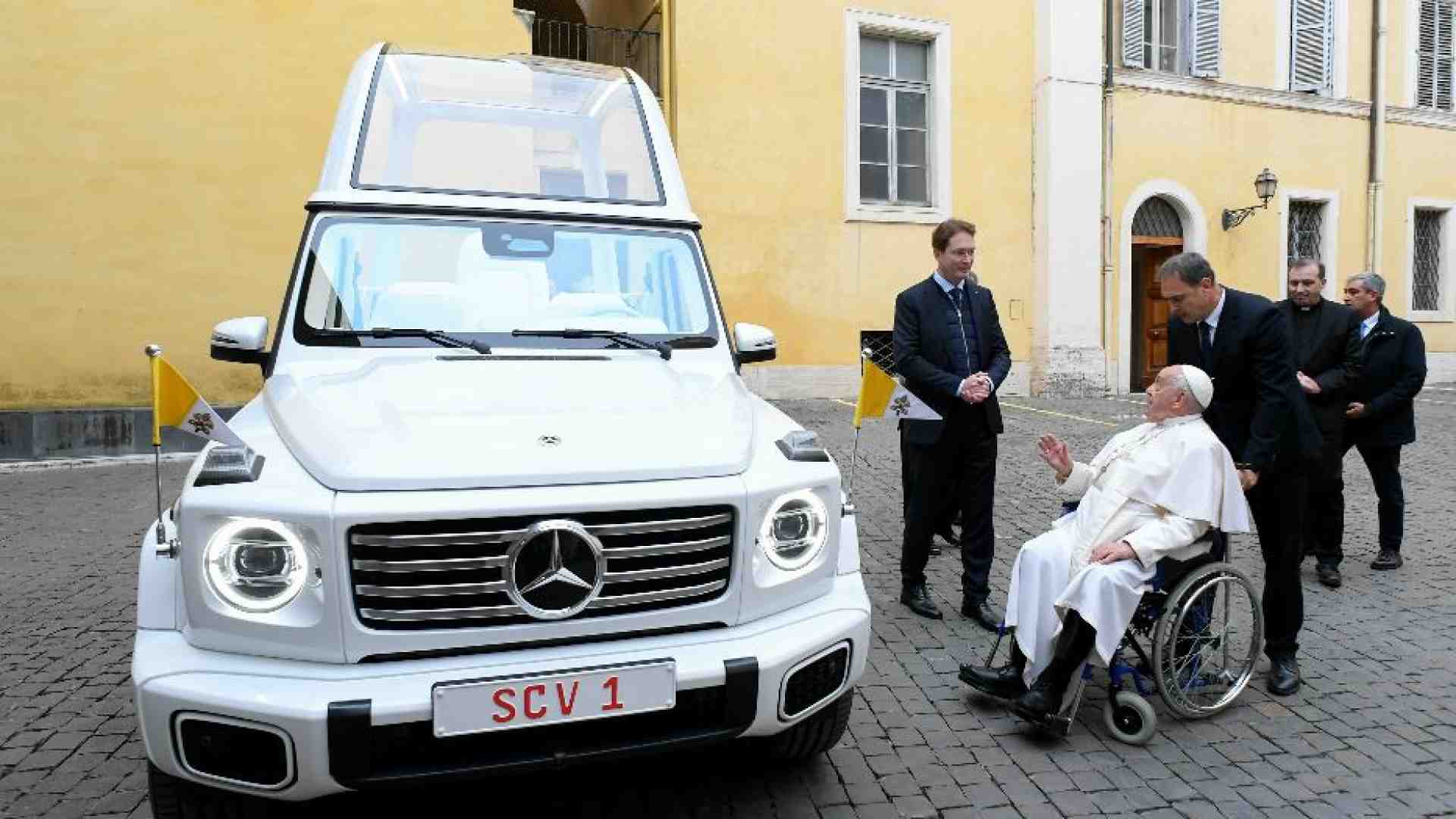 Immagine di Francesco riceve da Mercedes la prima Papamobile elettrica