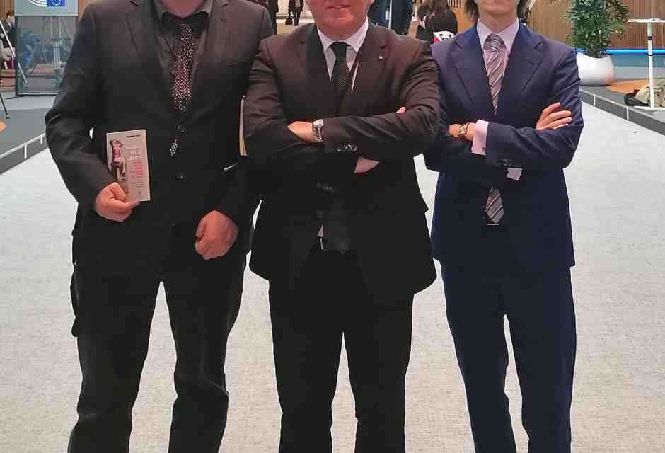 Un premio letterario "no vax" sbarca al Parlamento europeo