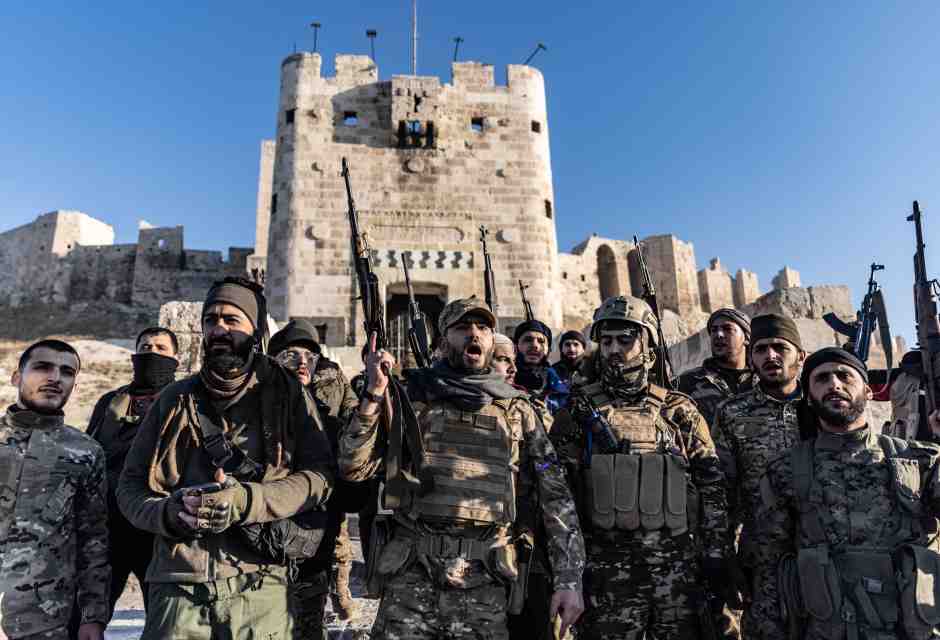 I ribelli festeggiano la conquista di Aleppo davanti alla Cittadella (Foto Getty)