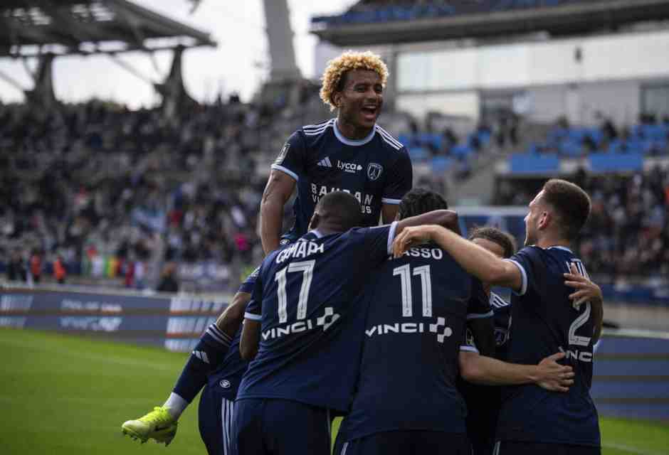 Giocatori del Paris Fc festeggiano un gol (foto Ap, via LaPresse)
