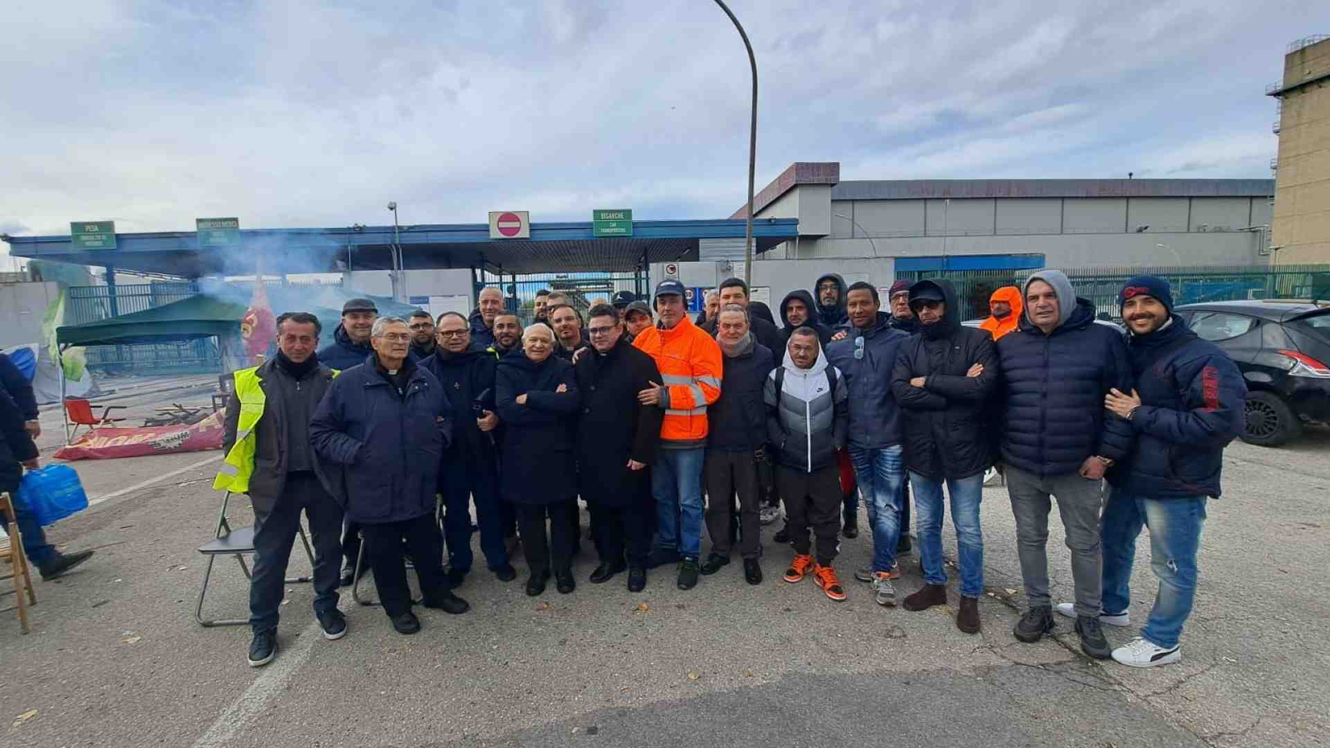 Immagine di Stellantis, i parroci di Pomigliano davanti ai cancelli con i lavoratori