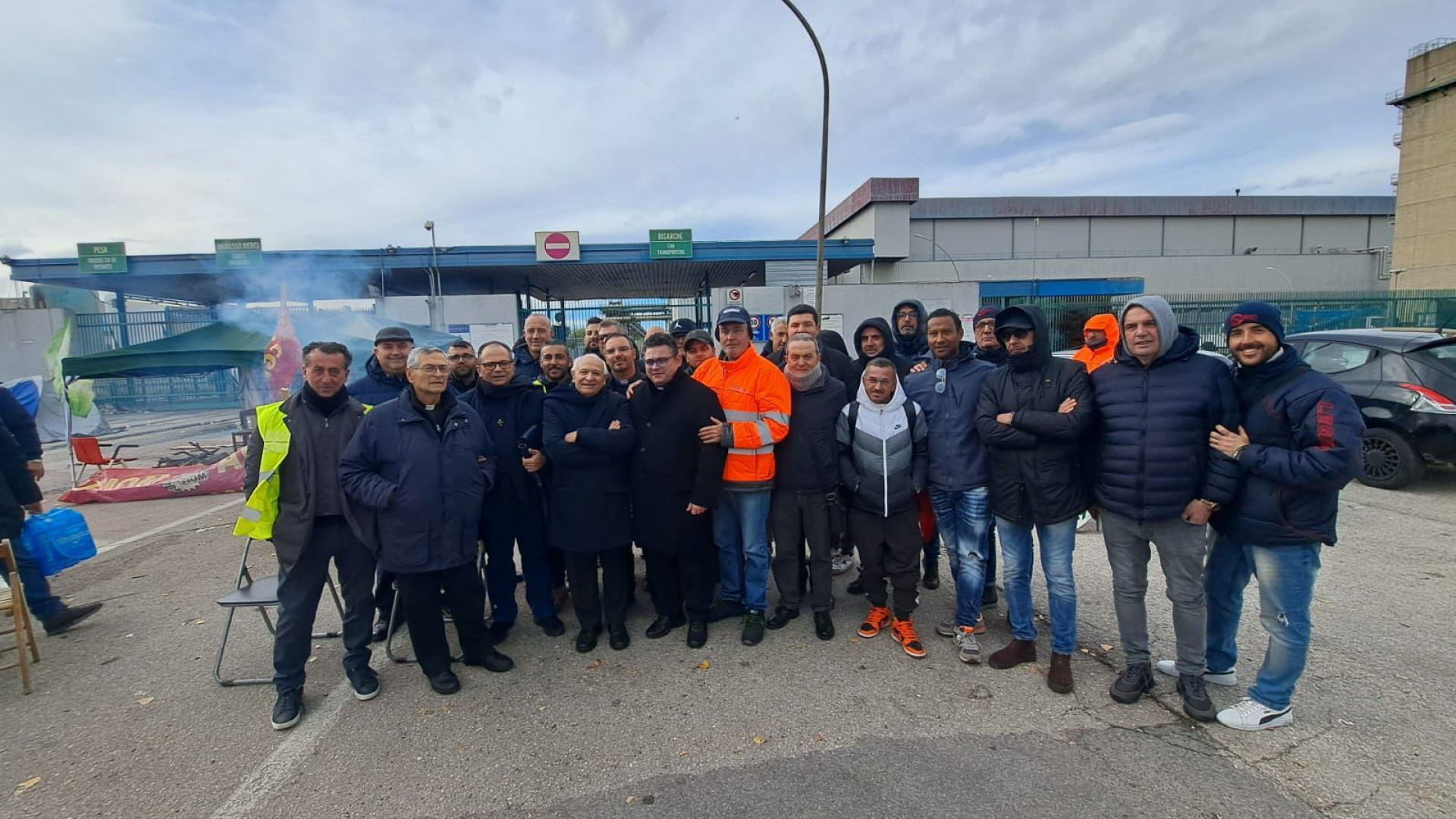 Immagine di Stellantis, i parroci di Pomigliano davanti ai cancelli con i lavoratori