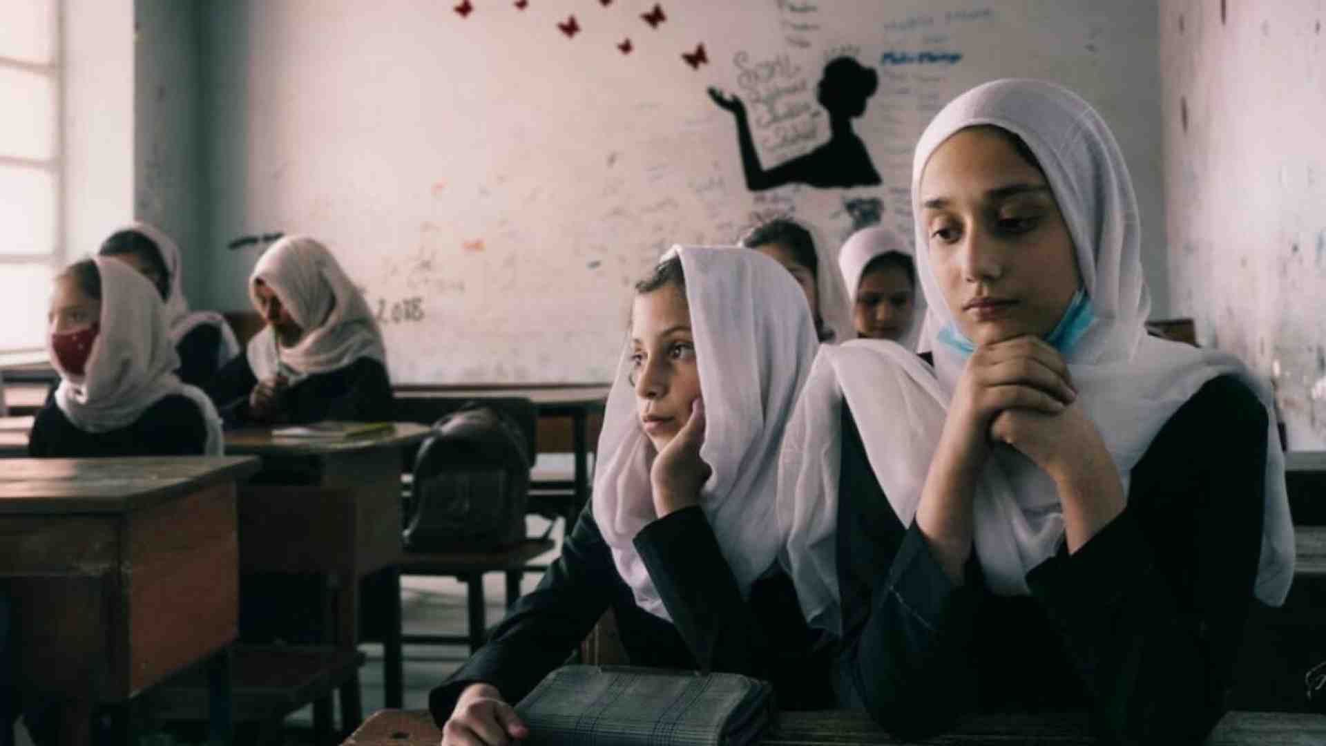 Immagine di I ritiri, la pace e il filo nero che lega le donne afghane cancellate e la difesa di Kyiv