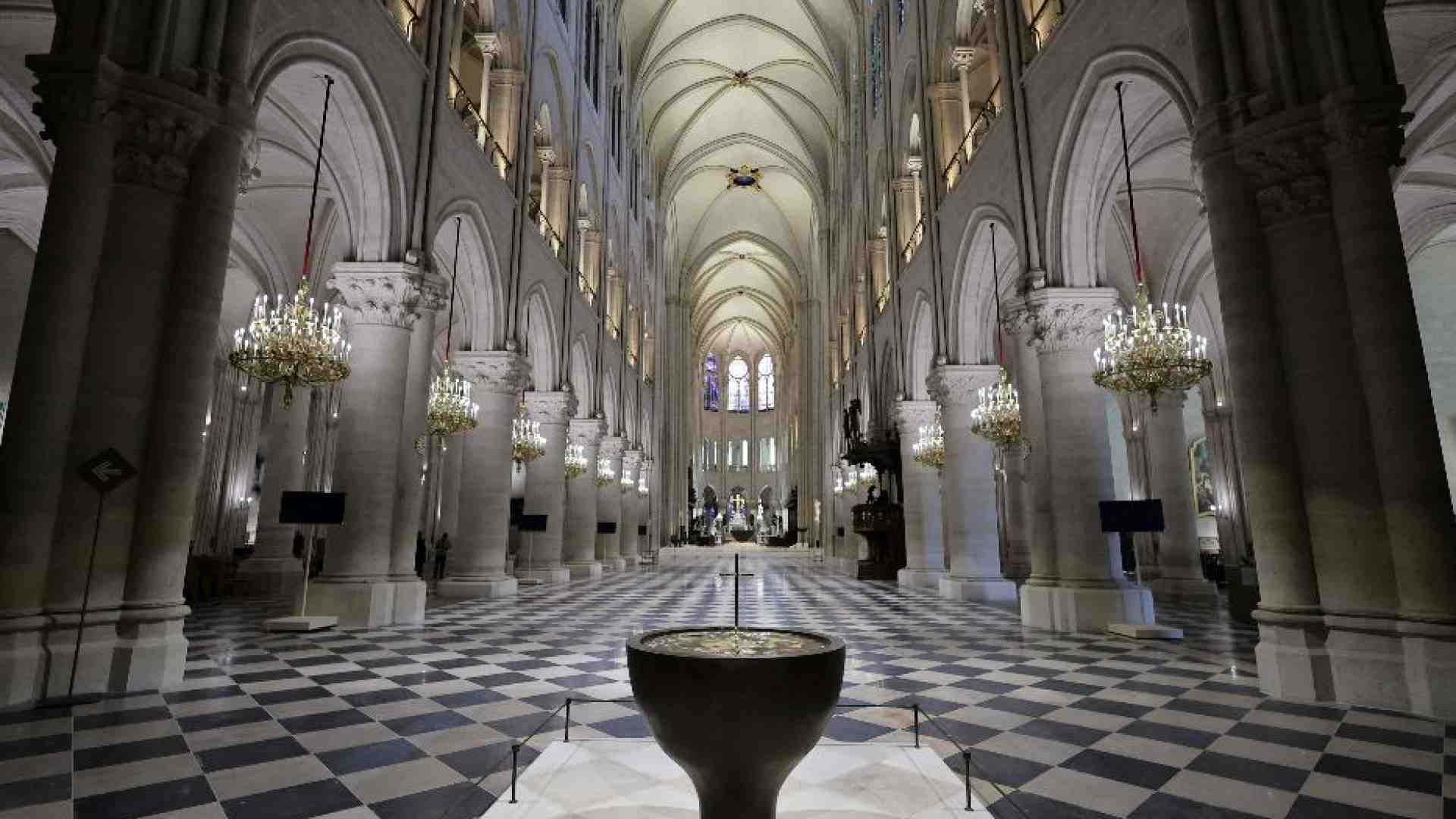 Immagine di Nella navata di Notre-Dame suona la campana olimpica