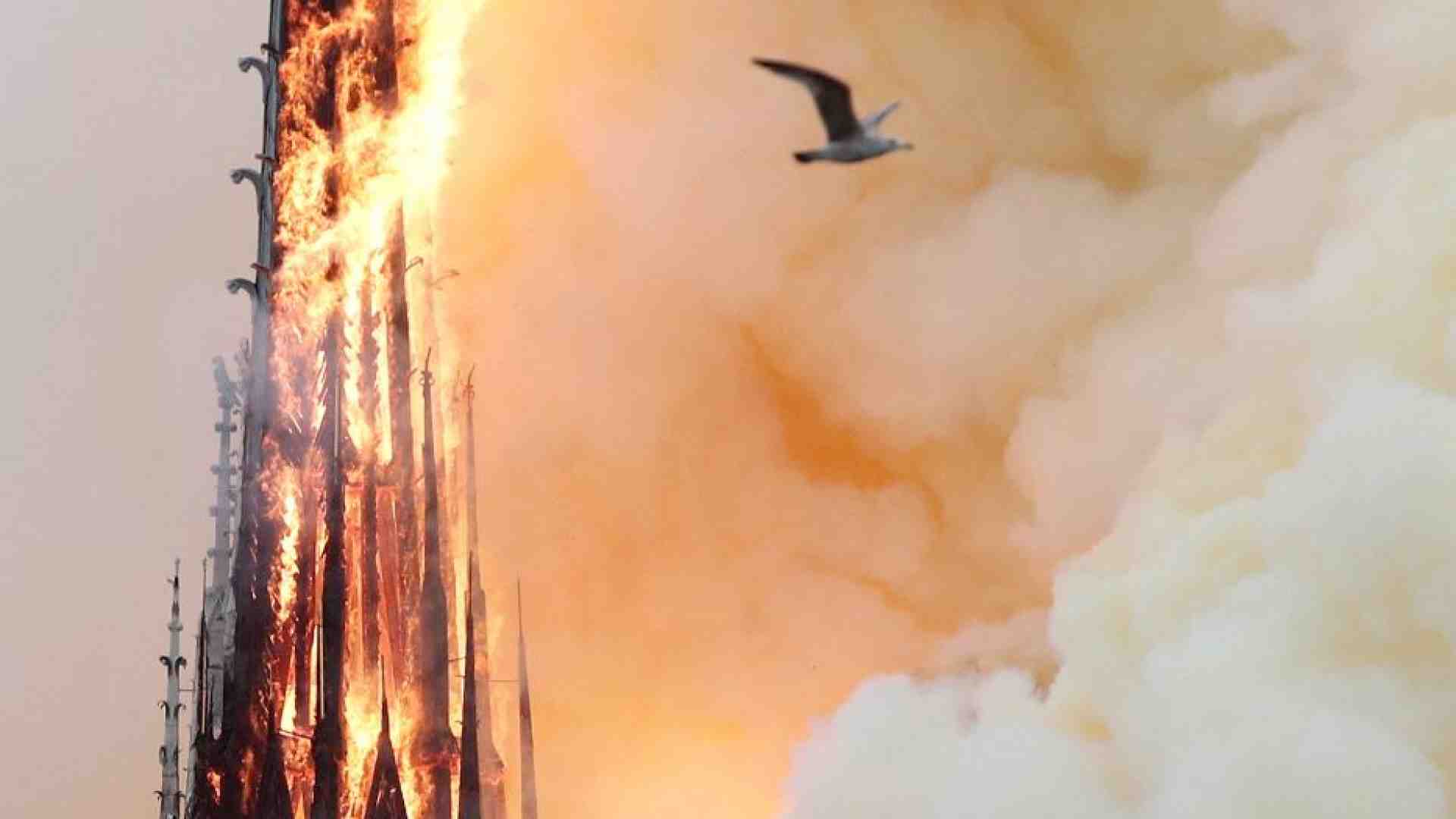 Immagine di 15 aprile 2019: improvviso, quel fumo tra le guglie di Notre-Dame