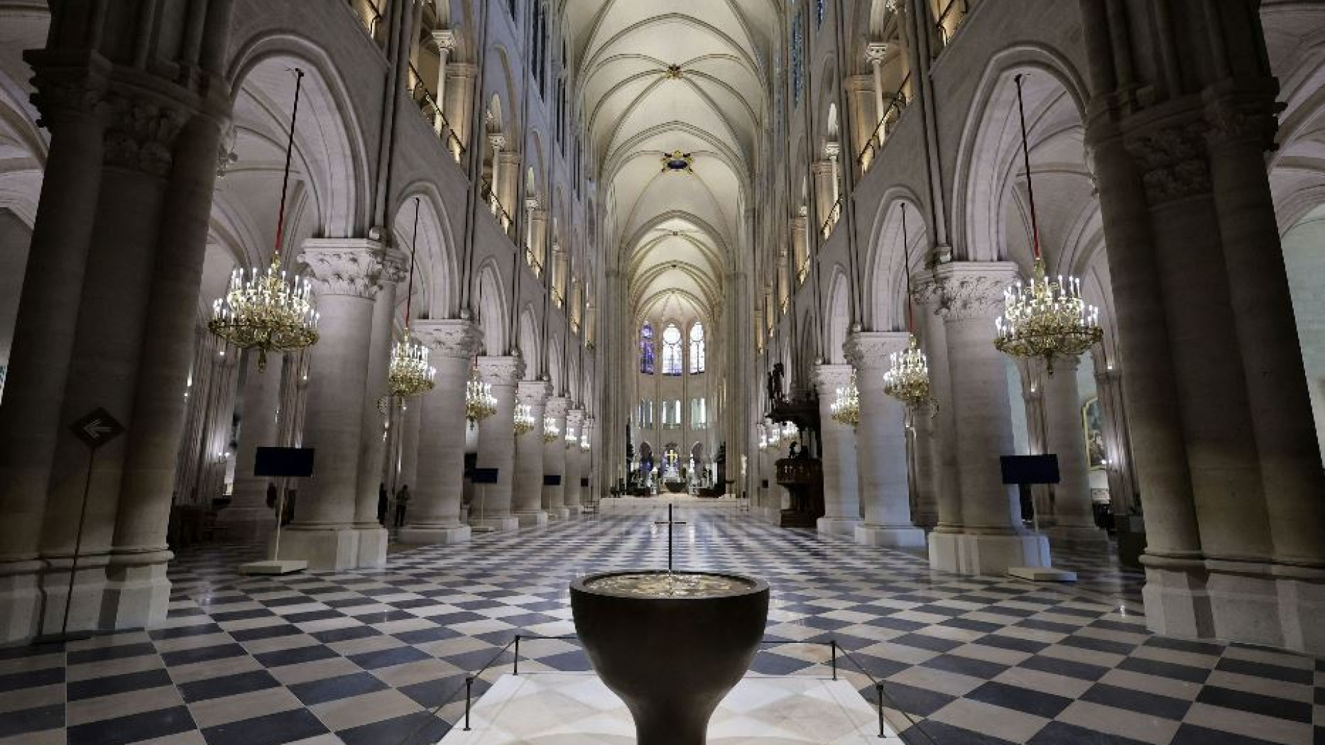 Immagine di Nella navata di Notre-Dame suona la campana olimpica