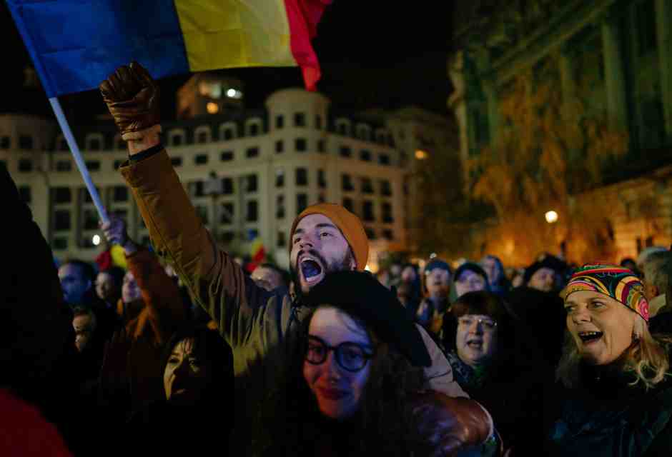 Manifestazione a Bucarest (<span style="color: rgb(8, 8, 8); font-family: Lato, sans-serif; font-size: 14px;">Andrei Pungovschi/Getty Images)</span>