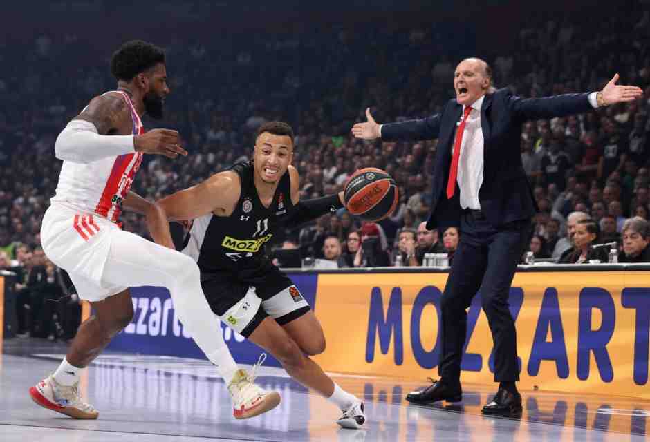 Dusko Ivanovic in giacca e cravatta durante la partita tra Stella Rossa e Partizan (foto Epa, via Ansa)