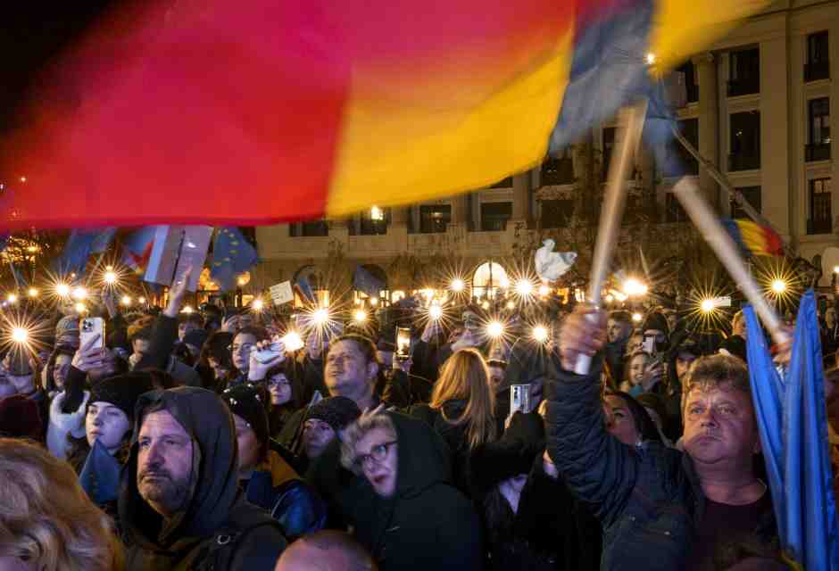 Bucarest, manifestazione pro-europea il 5 dicembre, prima del ballottaggio previsto l'8 dicembre (AP Photo/Vadim Ghirda)&nbsp;<br />