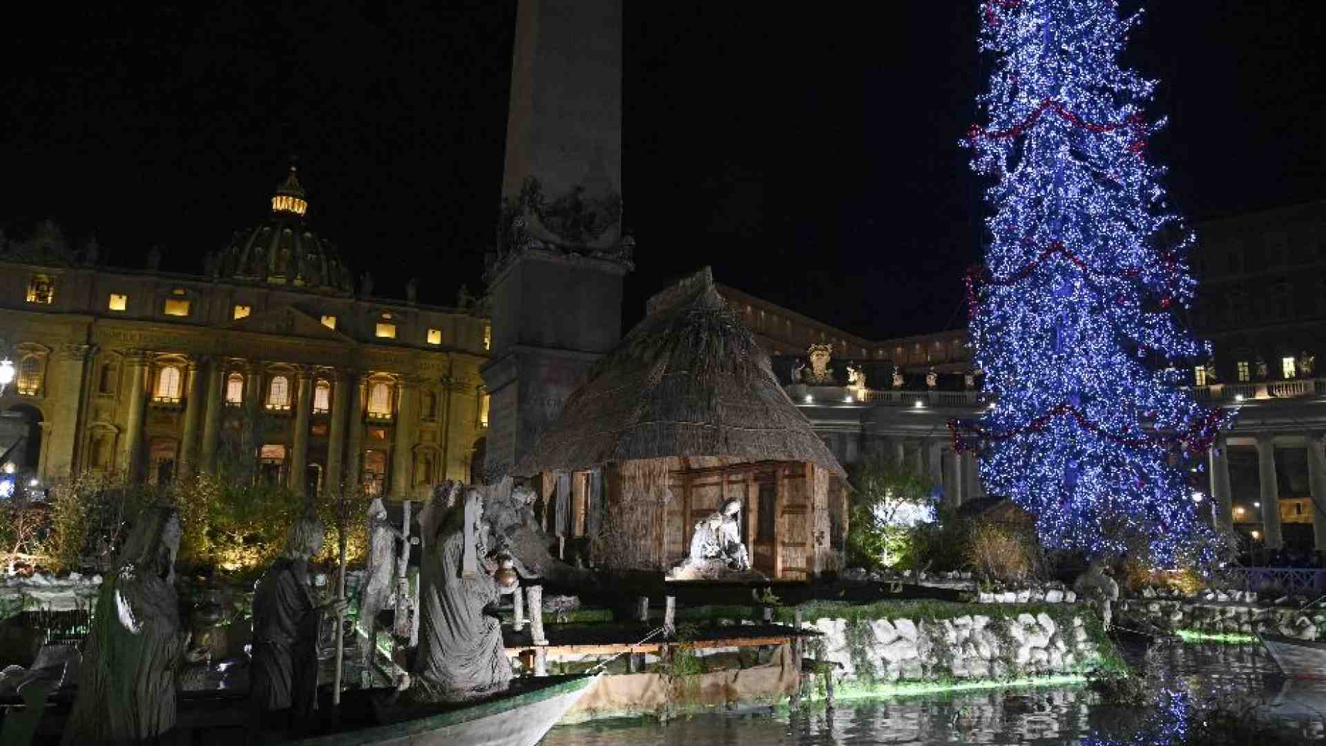 Immagine di Si accende l'albero di Natale in piazza San Pietro
