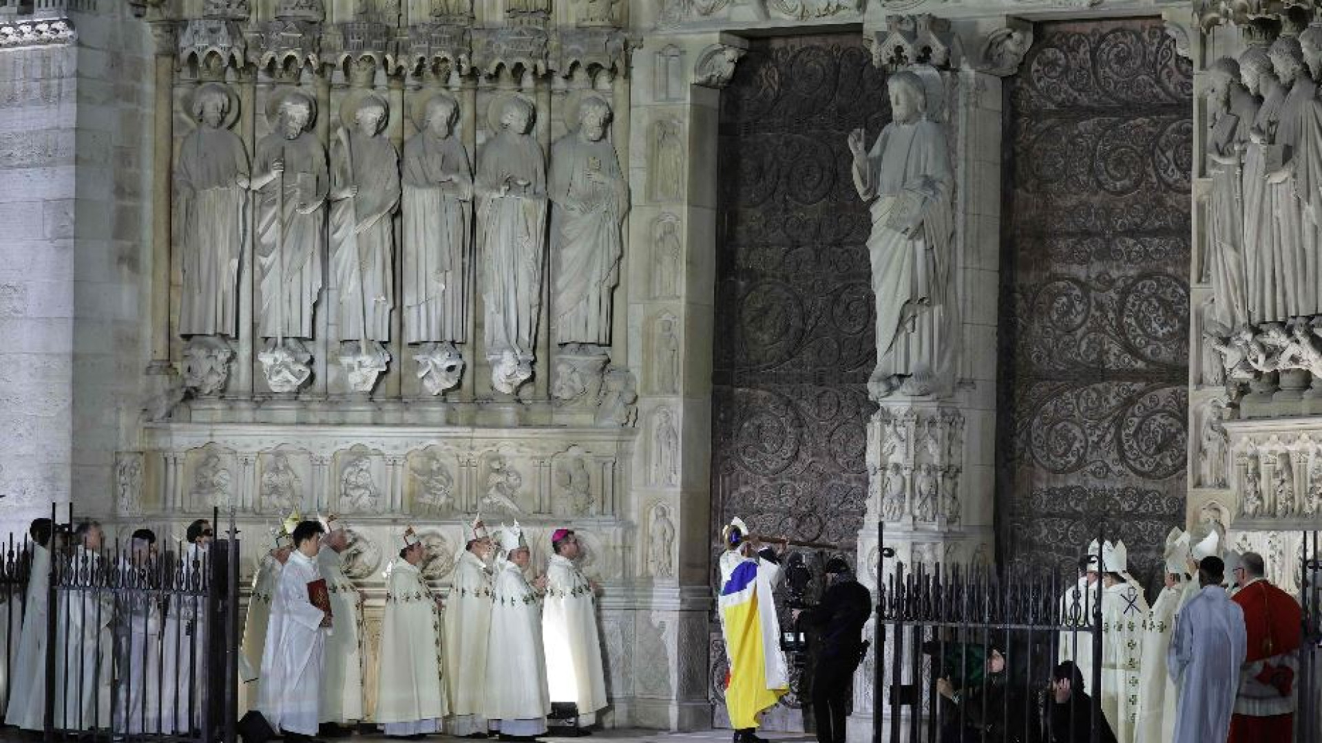 Immagine di Notre-Dame ritorna ai parigini. Le parole del Papa, i grandi del mondo