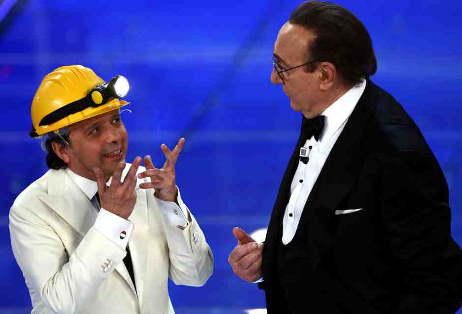 Piero Chiambretti e Pippo Baudo sul palco di Sanremo nel 2008 (Ansa)