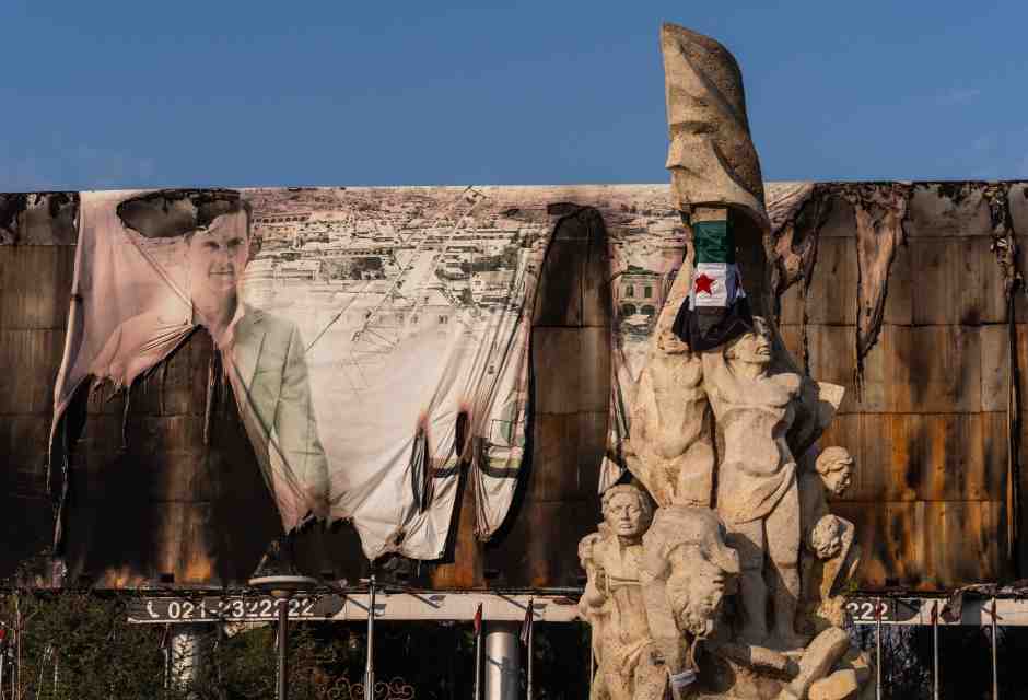 L'effige di Assad lacerata dai ribelli ad Aleppo (foto Getty)
