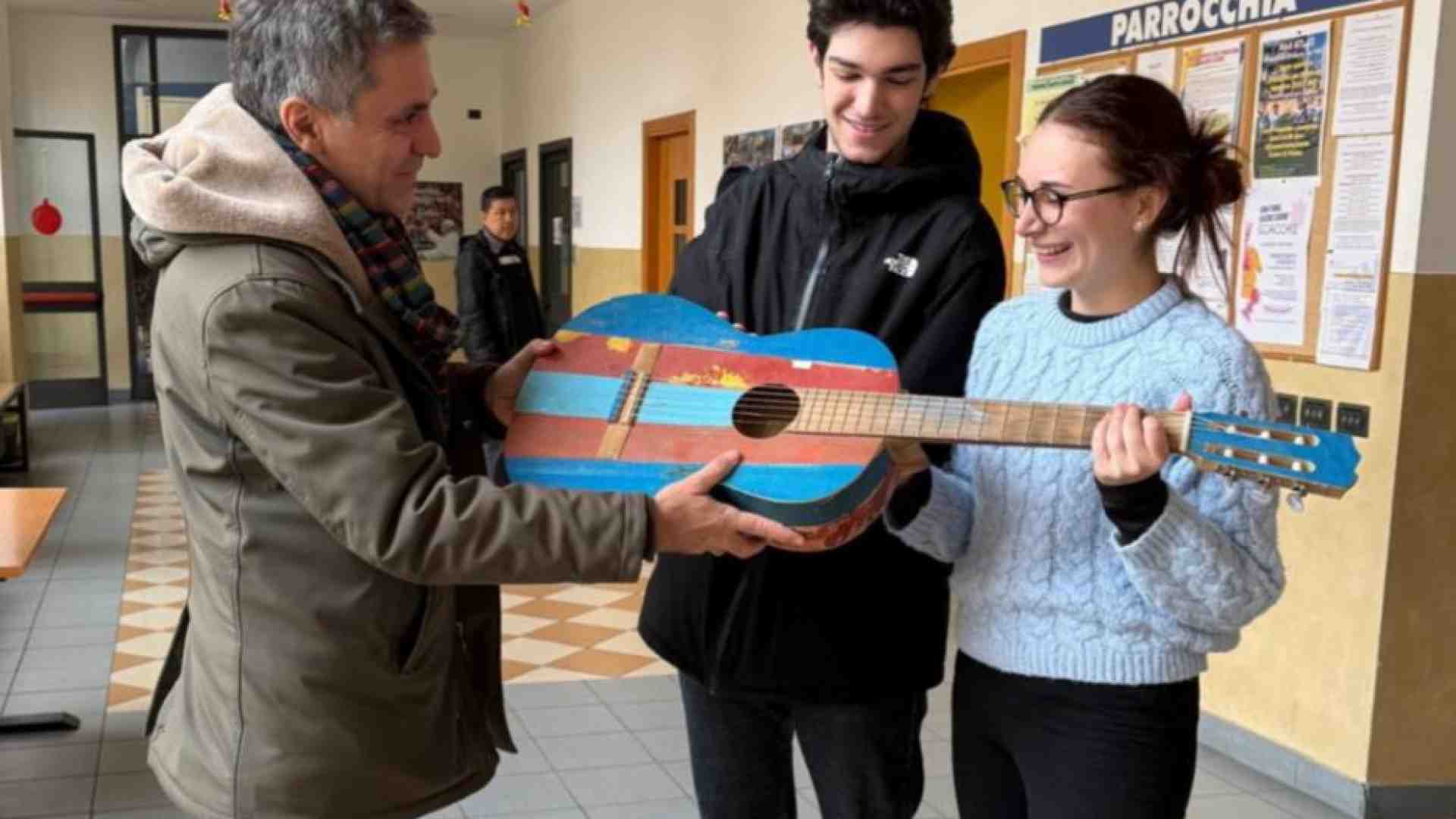 Immagine di La chitarra più strana del mondo (e amata da Sting) percorrerà la Terra